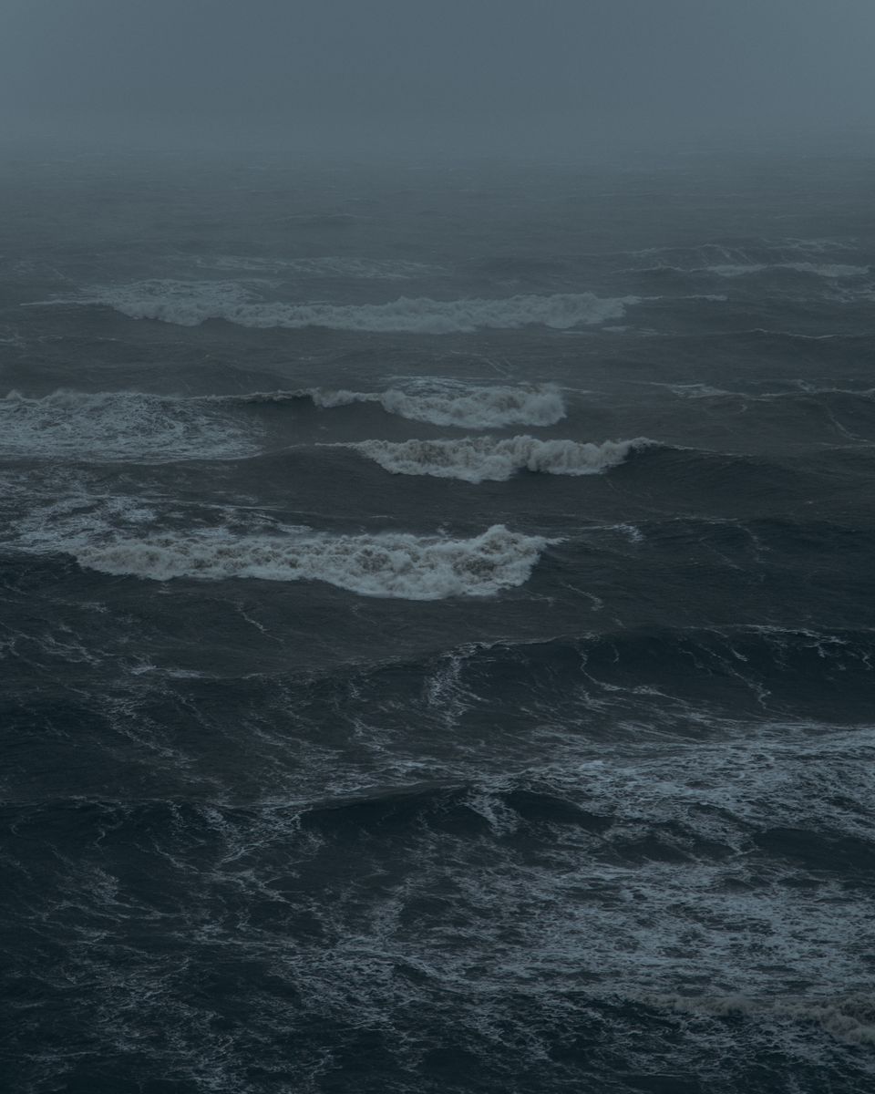 Море во время шторма — тематическая иллюстрация
